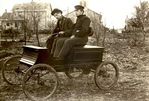 Hull Brothers Automobiel, Verenigde Staten, ca. 1903 (zwart-wit foto) door Nicolas Liez