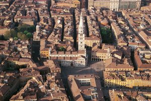 Italië, Emilia Romagna, Modena, luchtfoto van de stad met kathedraal door Benjamin Baud