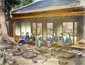 Japan rond 1890. Japanse vrouwen in een tuin