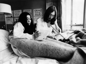 John Lennon en Yoko Ono in het Hilton Hotel in Amsterdam, 25 maart 1969 (zwart-wit foto)