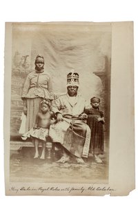 Koning Duke in koninklijke gewaden met familie, Old Calabar, Nigeria, c.1890 door Unbekannt
