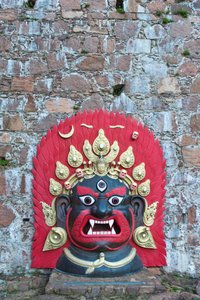 Groot felgeschilderd Tibetaans masker van brons; Demon; Messner Mountain Museum Firmian van Reinhold Messner; Schloss Sigmundskron Kasteel; nabij Bolzano; Alto Adige; Trentino-Zuid-Tirol; Italië; Europa