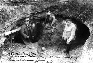 Leon Laval, Marcel Ravidat, Jacques Marsal en Abt Breuil bij de ingang van de grot van Lascaux, Montignac, Frankrijk