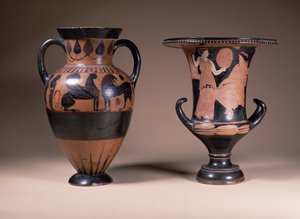 LtoR: orientaliserende zwartfigurenamfoor, Grieks, 6e eeuw voor Christus; roodfiguren calyx-krater, Grieks, Zuid-Italië, 4e eeuw voor Christus