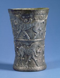 Marlik beker van cilindrische vorm met twee decoratieve banden die paradepaarden afbeelden, c.1100 v.Chr. (zilver)