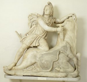 Mithras die de stier offert, marmeren reliëf, Romeins, 2e eeuw