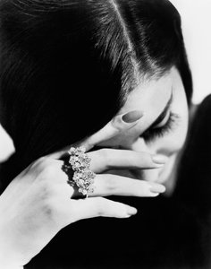 Model met een ring gemaakt door de juwelier Giulio Veronesi, Bologna