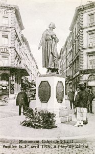 Monument in Brussel ter herdenking van Gabrielle Petit, ca. 1925 door Unbekannt