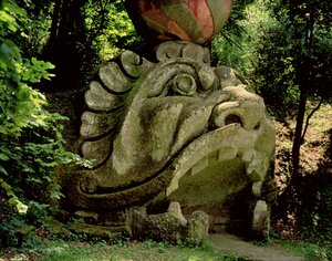 Mond van een fantastische grot in de vorm van een monsterhoofd, uit de Parco dei Mostri (Monsterpark) tuinen aangelegd tussen 1550-63 door de hertog van Orsini, naar ontwerpen van Giacomo Barozzi da Vignola (steen) (foto)
