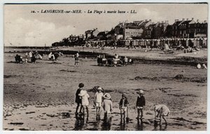 Normandië, Calvados (14), Langrune sur Mer (Langrune-sur-Mer): een groep kinderen die op het strand speelt bij eb - Ansichtkaart eind 19e-begin 20e eeuw door William M. Timlin
