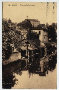 Normandië, Calvados (14), Lisieux: huizen aan de rand van de Touques - Ansichtkaart gedateerd 1934 door William M. Timlin