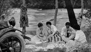 Noord-Amerika. Picknickgroep valt de lunchmand aan tijdens een motorrit naar de Ozark-bergen. 1920