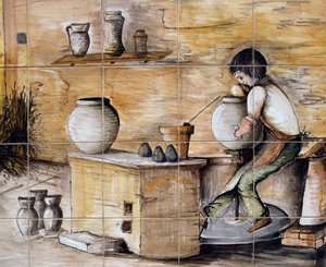 Beschilderd majolica paneel met pottenbakkersscène, handgemaakt door Ceramiche Desuir, Santo Stefano di Camastra, Sicilië (detail)