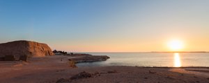 Panoramisch uitzicht op de kleine tempel van Nefertari, Abu Simbel, Egypte door Unbekannter Künstler