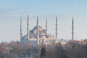 Panoramisch uitzicht op de Blauwe Moskee kort voor zonsondergang, Istanbul, Turkije