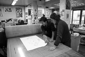 Pascal Gauvard, medeoprichter van de Pasnic graveerwerkplaats, Annie-Paule Thorel, Franse schilder. Ontdekt van gravure na het drukken. Pasnic graveerwerkplaats in Parijs in 2009. door Unbekannt