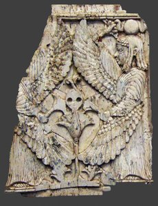 Plaquette met gevleugelde wezens, Nimrud, Mesopotamië, 8e-7e eeuw v.Chr. door Unbekannt