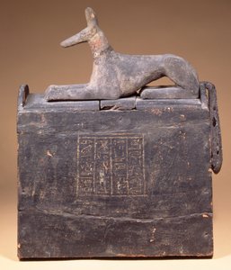 Plyon-vormige shabti-doos met een inscriptie en een standbeeld van Anubis als een jakhals (van een latere datum) op het deksel, Egyptisch, uit Thebe, vroege 22e dynastie, ca. 900 voor Christus