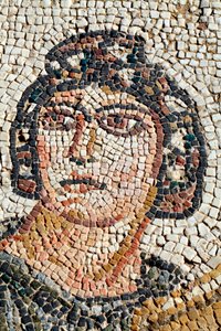 Portret van Ambrosia - Symbool van het voedsel van de goden en onsterfelijkheid - Detail van het paneel dat het eerste bad van Achilles voorstelt - Paphos Mozaïeken, Villa van Theseus, 5e eeuw na Christus - Cyprus