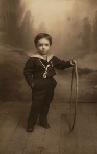 Portret van een kind met een cirkel, ansichtkaart