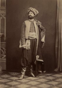 Portret van een man in traditionele Tunesische kleding genomen tijdens de expeditie in Tunesië door Unbekannter Künstler