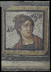 Portret van een vrouw, (detail) van een mozaïekvloer die de seizoenen en jachtscènes uitbeeldt, uit de Constantijnse Villa in Daphne, Romeins, c.325-330 n.Chr.