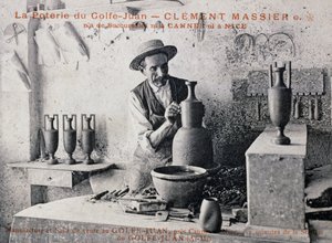 Ansichtkaart met Clement Massier (1844-1917), meesterpottenbakker van Poterie de Golf-Juan aan het werk in zijn atelier, Frankrijk, 20e eeuw door William M. Timlin