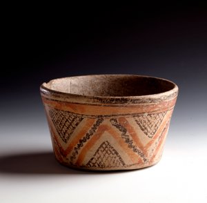Precolumbiaanse kunst, Maya-beschaving, klassieke periode: polychrome kleisnede versierd met zigzags en driehoeken. Uit Peten, Guatemala