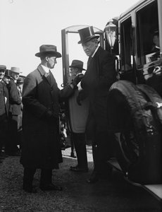 President Woodrow Wilson stapt uit een auto. Washington, DC, circa 1918.