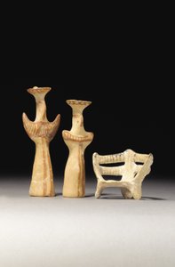 Psi-type vrouwelijke idool, Tau-type vrouwelijke idool, en model van een troon, 1400-1200 v.Chr. door Unbekannt