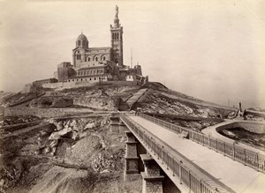 Religieuze architectuur: buitenaanzicht van de Basiliek van Notre Dame de la Garde, ook wel de 