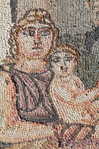 Voorstelling van de pasgeboren Achilles met zijn verpleegster, Anatrophe - Detail van het paneel dat het eerste bad van Achilles voorstelt - Paphos Mozaïeken, de villa van Theseus 5e eeuw na Christus - Cyprus door Unbekannt