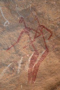 Rotstekeningen, Prehistorie: Rotsschildering van twee langgerekte figuren in een versierd onderkomen in de Uweinat-bergen, Soedan. Fotografie door Unbekannt