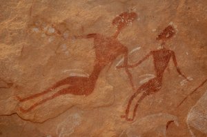 Rotstekeningen, Prehistorie: (detail) van een rotsschildering van twee figuren in een versierd onderkomen, in het Uweinat-massief, Egypte. (Periode van 8000 tot 3000 jaar v.Chr.). Fotografie door Unbekannt