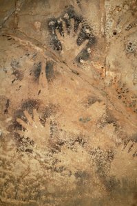 Rotstekeningen, Prehistorie: Negatieve handen in een grot van Ouadi el Obeyd in de Witte Woestijn, Egypte. Periode van 8000 tot 3000 jaar v.Chr. Fotografie door Unbekannt