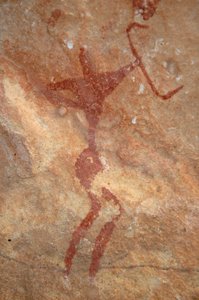 Rotstekeningen, Prehistorie: Schildering van een personage (boogschutter) in een versierd onderkomen, in het Uweinat-massief, Soedan (Karkur-Talh of Karkur Talh). Periode van 8000 tot 3000 jaar v.Chr. Fotografie door Unbekannt