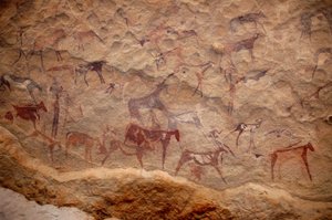 Rotstekeningen, Prehistorie: Rotsschildering van een groep runderen en polychrome personages (herders en boogschutters) in een versierd onderkomen, in het Uweinat-massief, Soedan. Periode van 8000 tot 3000 jaar v.Chr. Fotografie door Unbekannt