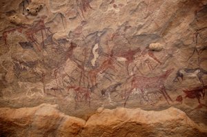 Rotstekeningen, Prehistorie: Rotsschildering van een groep runderen en polychrome personages in een versierd onderkomen, in het Uweinat-massief, Soedan. Periode van 8000 tot 3000 jaar v.Chr. Fotografie door Unbekannt