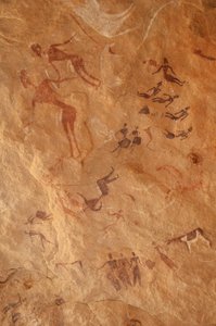 Rotstekeningen, Prehistorie: Rotsschildering van een grote groep personages en vee in een versierde schuilplaats, in het Uweinat-massief, Egypte. (Periode van 8000 tot 3000 jaar v.Chr.). Fotografie door Unbekannt