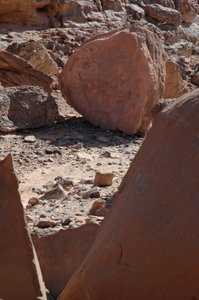Rotstekeningen, Prehistorie: Ronde rots met gravures van giraffen en struisvogels in het Uweinat-massief, Soedan. Periode van 8000 tot 3000 jaar v.Chr. Fotografie