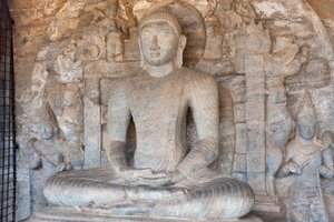 Rotsreliëf van Boeddha in een meditatiehouding; Gal Vihara Tempel; Polonnaruwa; Sri Lanka; Azië