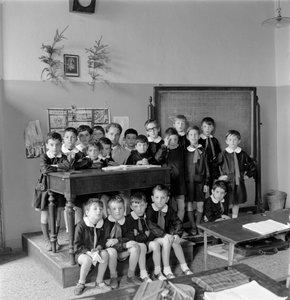 School van jongens in Venetië, studenten dragen een blouse. Jaren 1950 door Unbekannt