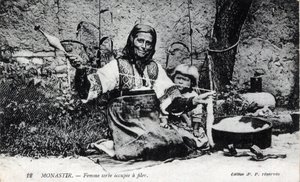 Servië, Monastir: Servische vrouw druk bezig, Monastir wordt nu Bitola genoemd en ligt in Macedonië - Ansichtkaart 1914-1918 door William M. Timlin