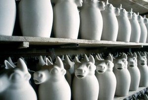 Planken in een keramiekfabriek met enkele melkkanen, Montelupo Fiorentino, Italië door Unbekannter Künstler