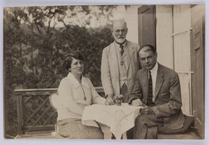 Sigmund Freud en Horace W. en Anjelika Frink, ca. 1920 (zwart-wit foto) door Unbekannt