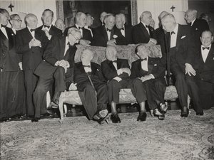 Sir Winston Churchill en Dwight D. Eisenhower bij een diner in Winfield House, het huis van de Amerikaanse ambassadeur in Londen door Unbekannter Künstler