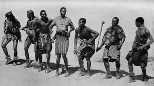 Zuid-Afrika. Vrolijke Kafferjongens die een gezamenlijk lied en dans uitvoeren. 1920 door Unbekannt