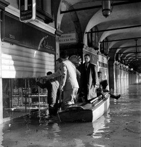 Het San Marcoplein tijdens de overstromingen in Venetië (fenomeen van acqua alta) - Jaren 1960 door Unbekannt