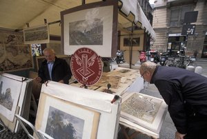 Kraam met prenten, Piazza del Carmine, Milaan, Lombardije, Italië door Unbekannt