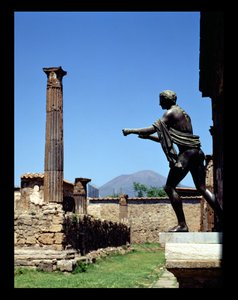 Standbeeld van Apollo, van de Tempel van Apollo, met Vesuvius op de achtergrond door Unbekannt